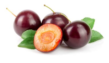 Beyaz arkaplanda yapraklı mor erik