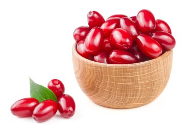 Kızılcık berry yaprak üzerinde beyaz backg izole bir ahşap kase