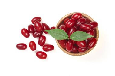 Beyaz arka plan üzerinde izole bir ahşap kase yaprak ile kızılcık berry. Üstten Görünüm