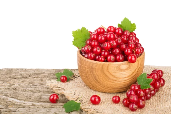 白 ba の木製テーブルの上椀の赤スグリの果実 — ストック写真