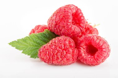 Beyaz arka plan üzerinde izole ahududu. Yığın veya yığın