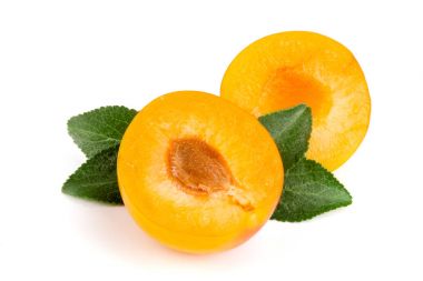 Beyaz arkaplanda yaprakları olan sarı erik