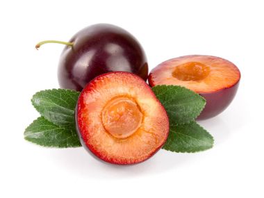 Beyaz arkaplanda yapraklı mor erik