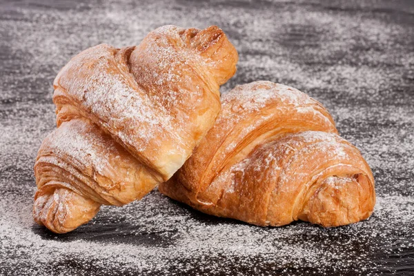 iki ay çöreği siyah taş arka plan üzerine pudra şekeri serpilir