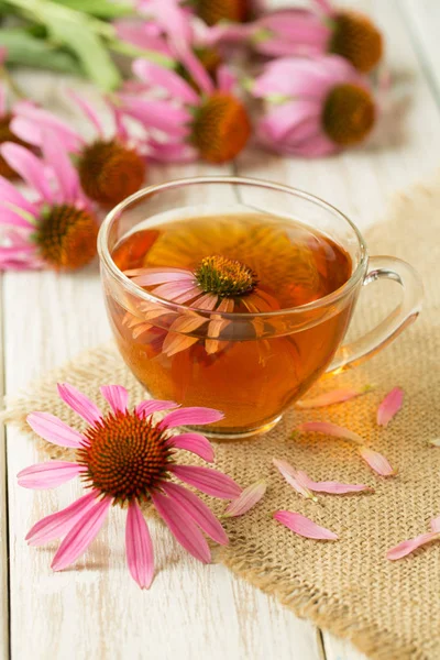 Echinacea teát fehér fa asztal — Stock Fotó