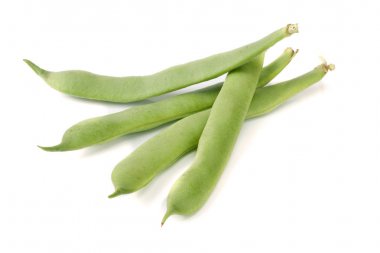 Beyaz arkaplanda yeşil fasulyeler izole edilmiş.