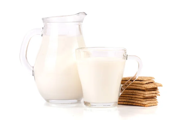 Глечик і склянка молока зі стопкою зернових хрустких хлібів ізольовані на білому тлі — стокове фото