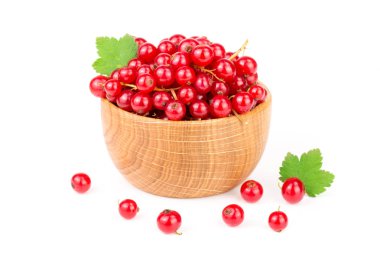 Frenk üzümü çilek yaprak üzerinde beyaz izole bir ahşap kase