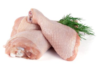 Beyaz arka plan üzerinde izole dereotu bir delikanlı ile üç çiğ tavuk sopaları