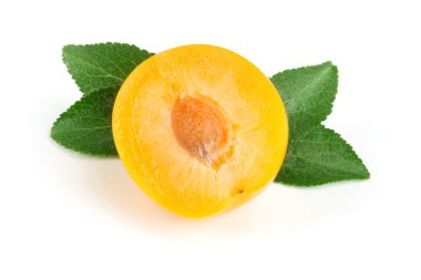 İzole üzerinde beyaz arka plan ile yarım sarı Erik bırakır