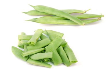 Beyaz arkaplanda yeşil fasulyeler izole edilmiş.