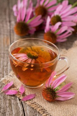 Eski ahşap masa Ekinezya çayı fincan