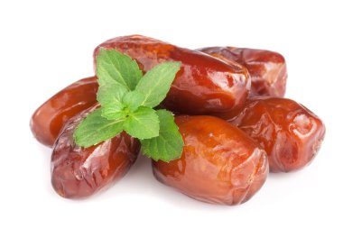 Tarihleri ile nane yaprakları üzerinde izole beyaz arka plan