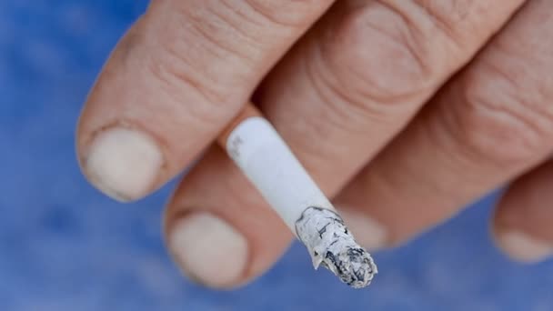 Hand med en brinnande cigarett — Stockvideo