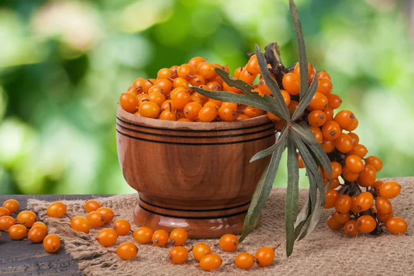 Deniz topalak meyveleri ile Bahçe arka plan bulanık tabloda ahşap bir kasede