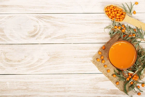 Deniz cehri suyu veya kopya alanı metniniz için beyaz bir ahşap zemin üzerine çilek ile çay. Üstten Görünüm