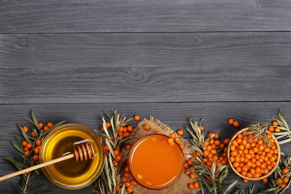 Deniz cehri suyu veya kopya alanı metni siyah bir ahşap zemin üzerine ballı çayı. Üstten Görünüm