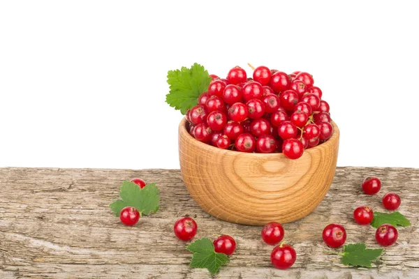 Frenk üzümü çilek beyaz arka plan ile ahşap masa üzerinde ahşap kase