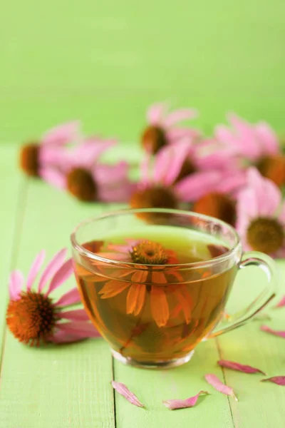 Kopje echinacea thee op groene houten tafel — Stockfoto