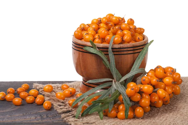 Deniz topalak meyveleri izole tablo beyaz arka plan üzerinde bir ahşap kase