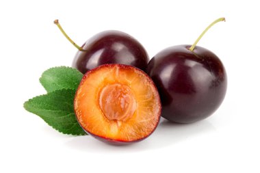 Beyaz arkaplanda yapraklı mor erik