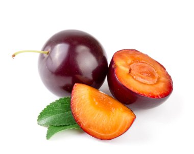 Beyaz arkaplanda yapraklı mor erik