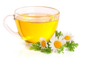 Beyaz arka plan üzerinde izole taze papatya çiçeği ile bitkisel çay