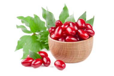 Kızılcık berry yaprak beyaz arka plan üzerinde izole bir ahşap kase