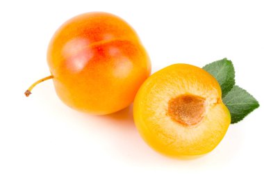 Beyaz arkaplanda yaprakları olan sarı erik