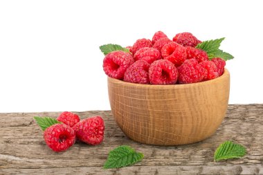 Beyaz arka plan ile masada ahşap bir kabın içinde ahududu