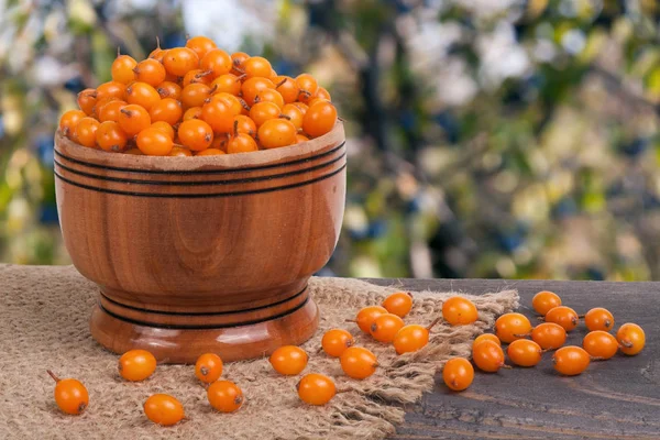 Deniz topalak meyveleri ile Bahçe arka plan bulanık tabloda ahşap bir kasede