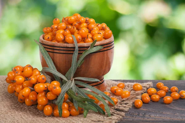 Deniz topalak meyveleri ile Bahçe arka plan bulanık tabloda ahşap bir kasede