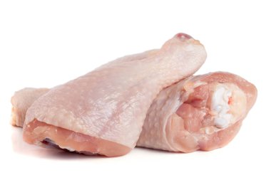 Beyaz arka planda iki çiğ tavuk budu.