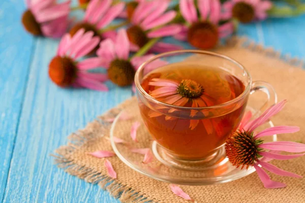 Kopje echinacea thee op blauwe houten tafel — Stockfoto