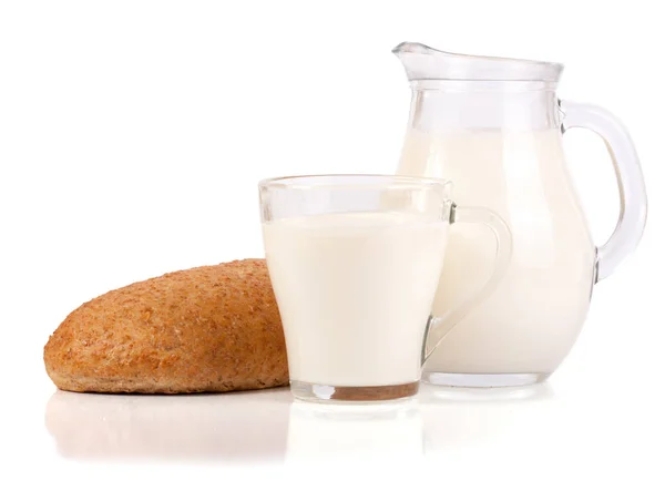 용기와 유리 우유의 한 덩어리의 빵에 고립 된 흰색 배경 — 스톡 사진