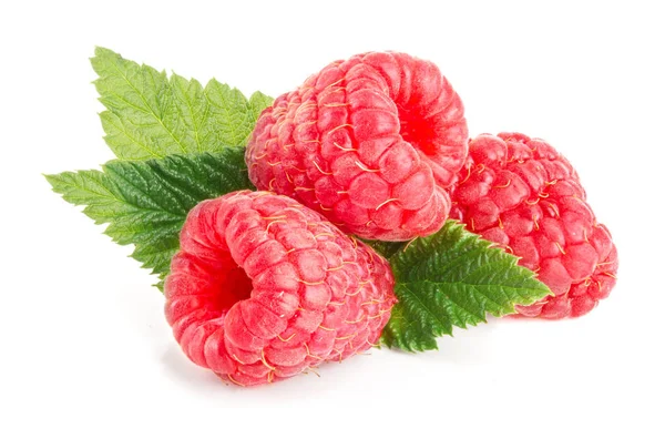 Himbeeren mit Blatt isoliert auf weißem Hintergrund Makro — Stockfoto