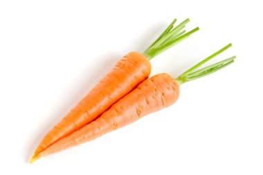 Beyaz arkaplanda yaprakları olan havuç sebzesi