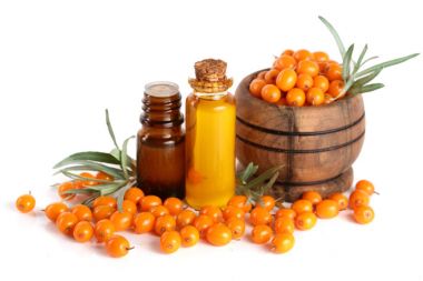 Deniz topalak yağı çilek ve beyaz arka plan üzerinde izole yaprakları ile