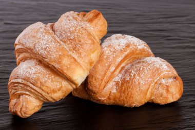 iki ay çöreği siyah taş arka plan üzerine pudra şekeri serpilir