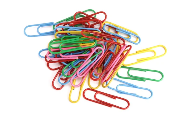 Beyaz arkaplanda izole edilmiş renkli ataçlar