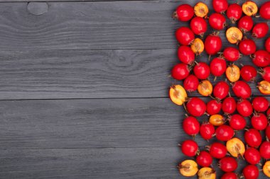 Hawthorn berry kopya alanı metni siyah bir ahşap zemin üzerinde. Üstten Görünüm
