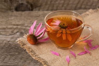 Eski ahşap masa Ekinezya çayı fincan