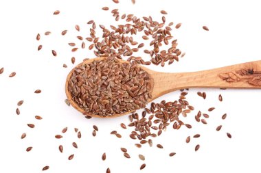 Beyaz arka plan üzerinde izole bir tahta kaşık keten tohumu. Üstten Görünüm