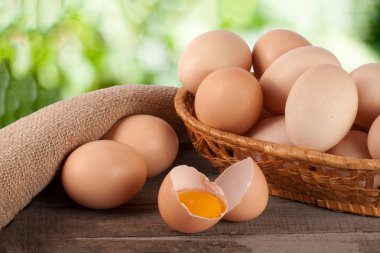 Bahçe arka plan bulanık ile ahşap bir gemide bir hasır sepet yumurta