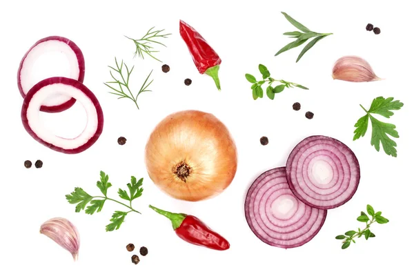 soğan, sarımsak, acı biber ve baharat beyaz arka plan üzerinde izole. Üstten Görünüm