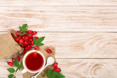 çay rose hips ve ballı kopya alanı metniniz için Beyaz ahşap zemin üzerine. Üstten Görünüm