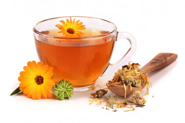 Calendula çay beyaz arka plan üzerinde izole taze ve kurutulmuş çiçekli