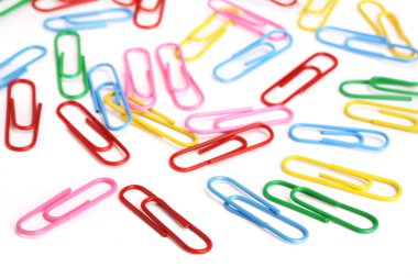 Beyaz arkaplanda izole edilmiş renkli ataçlar