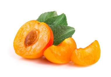 Sarı Erik yarım dilim ile yaprakları ve izole üzerinde beyaz arka plan