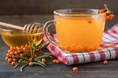 Deniz topalak çilek bal ve ahşap arka plan üzerinde bir şube ile çay